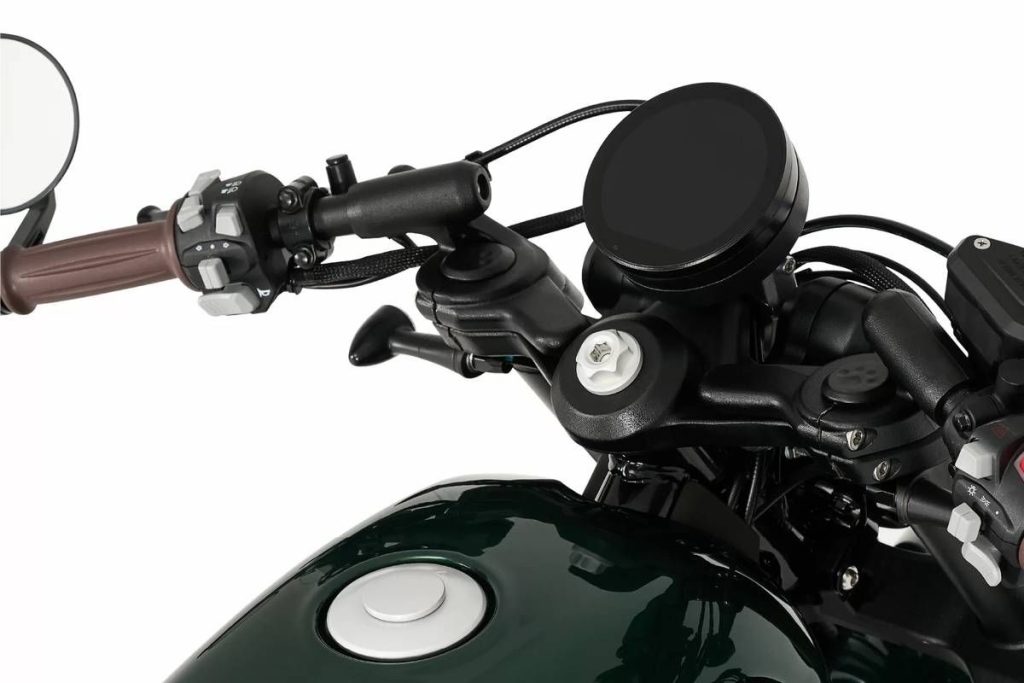 在巡航車中相對少見的分離式手把,使整體外型更低趴、更具戰鬥氣息。