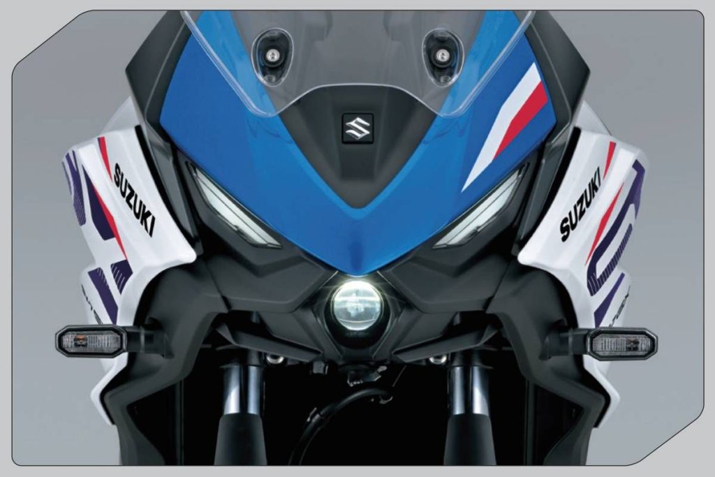 頭燈採用三透鏡設計,與 GX 類似,中央配備雙功能 LED 投影機