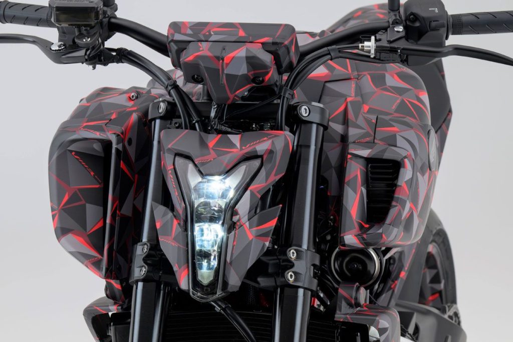 車身前方左右兩邊的階壓進氣口,為不對稱設計