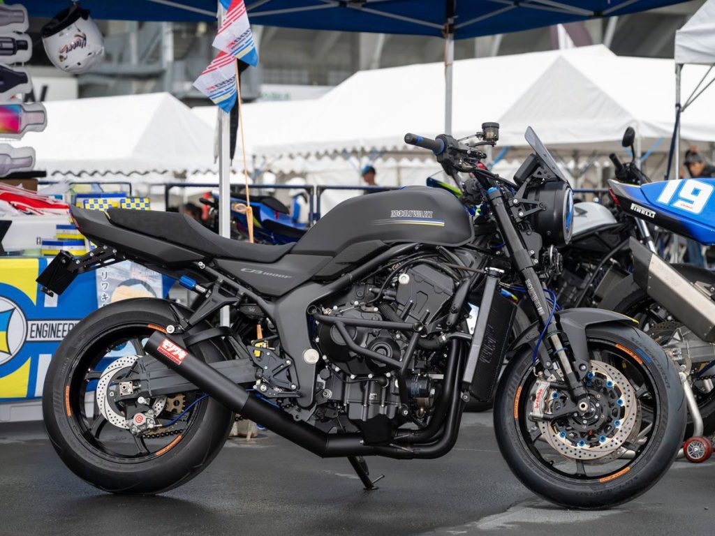 以在賽道上奪冠的「MORIWAKI 鐵馬號」為基礎，全力開發適合公路使用的改裝零件。即將推出「ZERO SLIP-ON（滑套式）」與「One-Piece （一體式）」兩款排氣管（如圖），此外還有腳踏與保桿等多款零件即將問世。