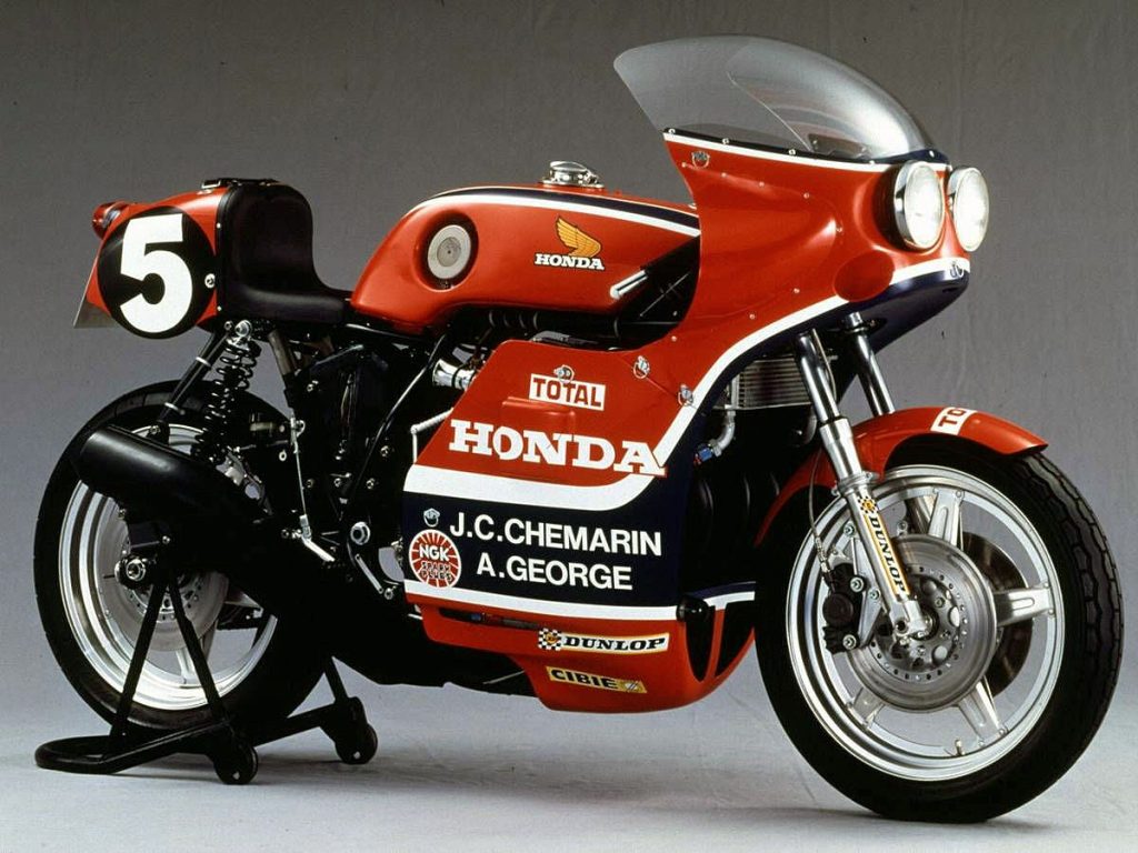 Honda RCB1000： 1976年問世，目標為參加歐洲耐力賽（圖中車款），開幕戰一舉取勝，最終以 8 場比賽中贏得 7 場的壓倒性優勢，在參賽的第一年就囊括了製造商和車手的雙料冠軍。