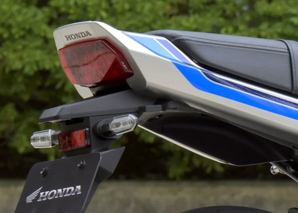 CB的尾罩和尾燈也採用了「喇叭」造型設計。與CB750F/900F一樣,尾部略微上翹。緊急煞車燈為標準配備。所有燈具均為LED燈