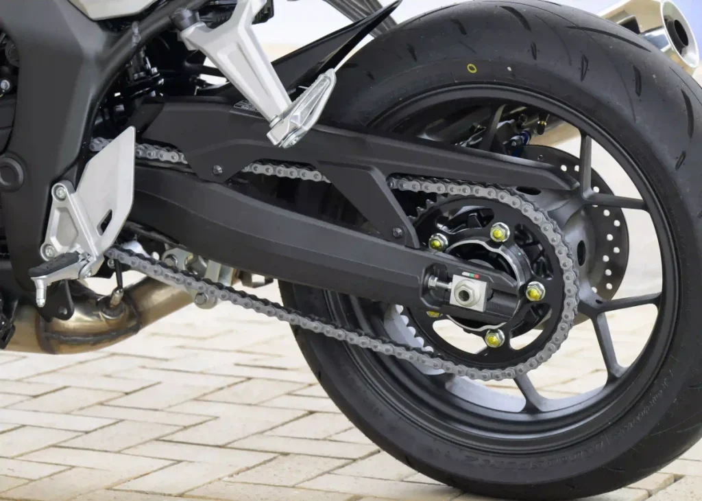 CB 的後搖臂是不對稱的錐形鋁壓鑄型,縮小了與消音器的間隙,使質量集中,同時確保了足夠的傾斜角度