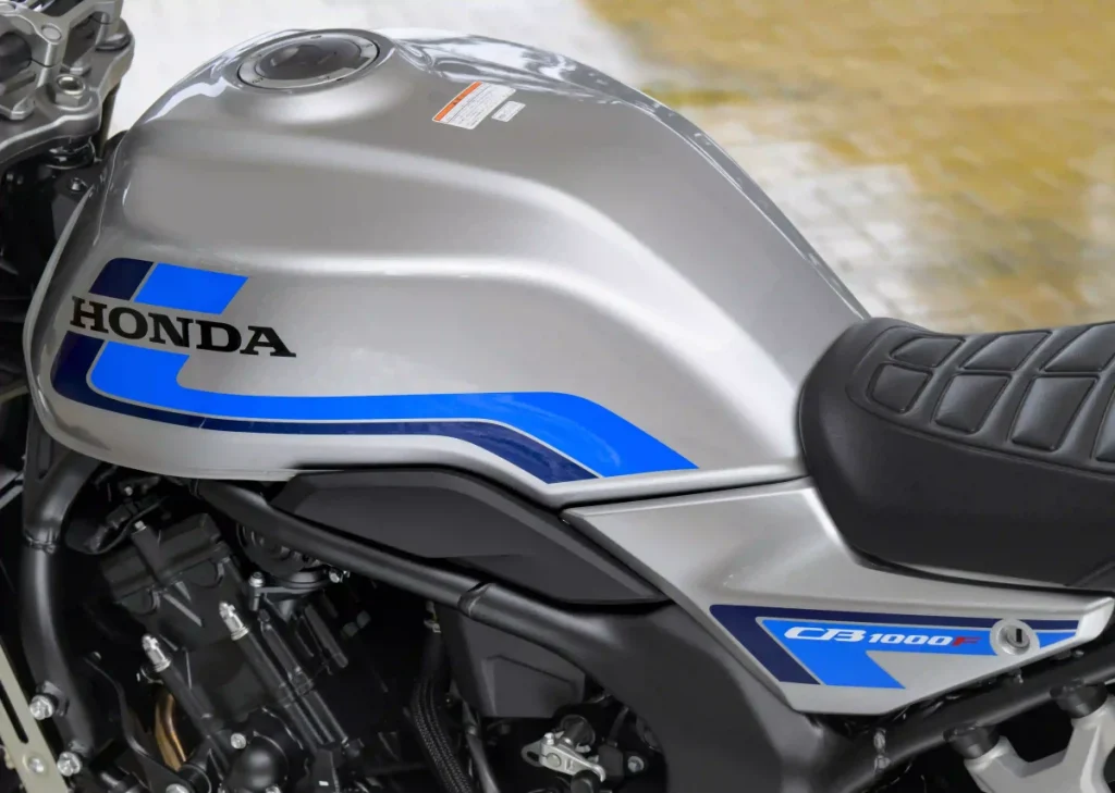 CB1000F 的油箱邊緣鋒利且寬大,但其形狀比 CB750F/900F 更精緻,稜角更少