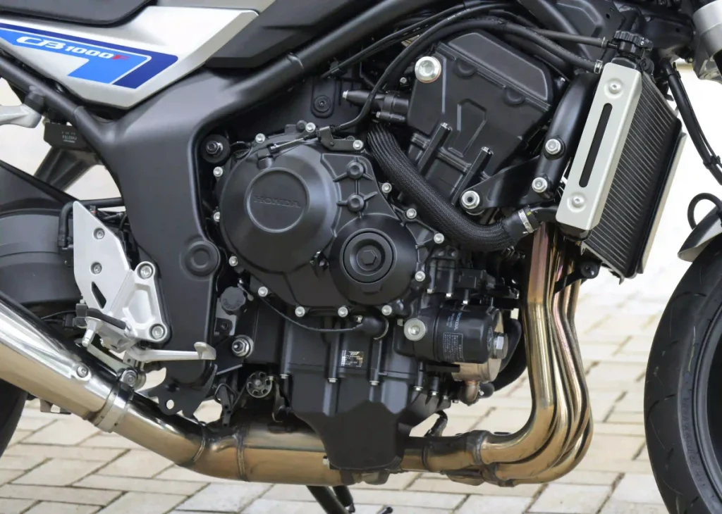 CB1000F 搭載了源自 CB1000 Hornet 的 999cc 直列四缸發動機,但對凸輪軸和變速箱進行了改進。其缸徑 x 行程和壓縮比與 Hornet 相同,但三個主軸呈三角形排列