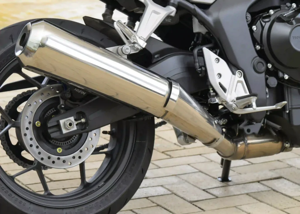 CB的喇叭形消音器採用三腔結構,可放大引擎的脈動聲。它比Z的消音器更長,音量也更大