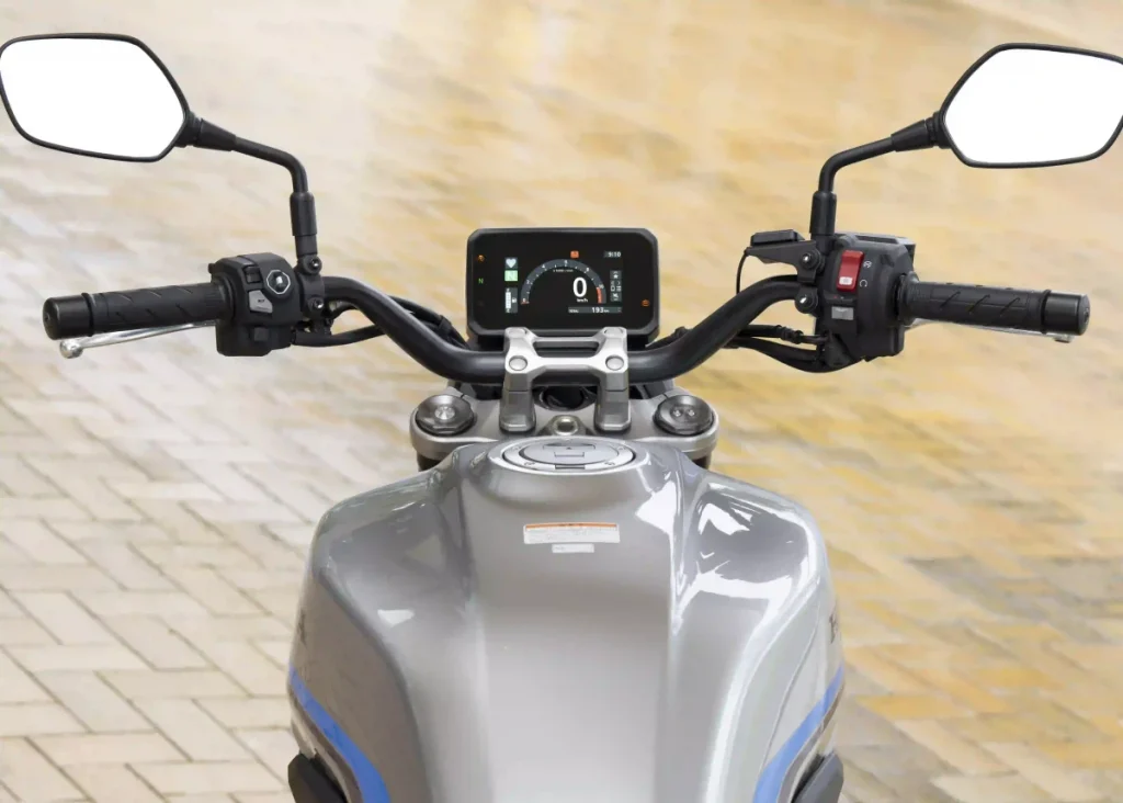 開啟電源後,螢幕上會出現「CB1000F」動畫(位於左上角)。顯示模式有三種:圓形、條形和簡約,背景顏色可以選擇白色、黑色或自動