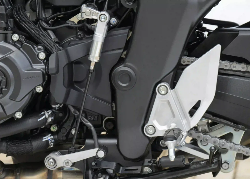 B車型可選配快速換檔器,而SE車型則標配快速換檔器和導流罩。換檔力度可透過儀錶板上的上下方向設定三級