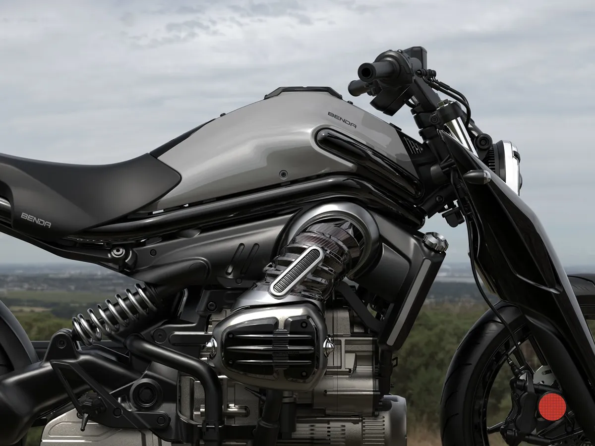 EICMA 2025｜Benda P51 Hybrid 全球首演：250cc 水平對臥＋馬達，62 ps／100 N·m