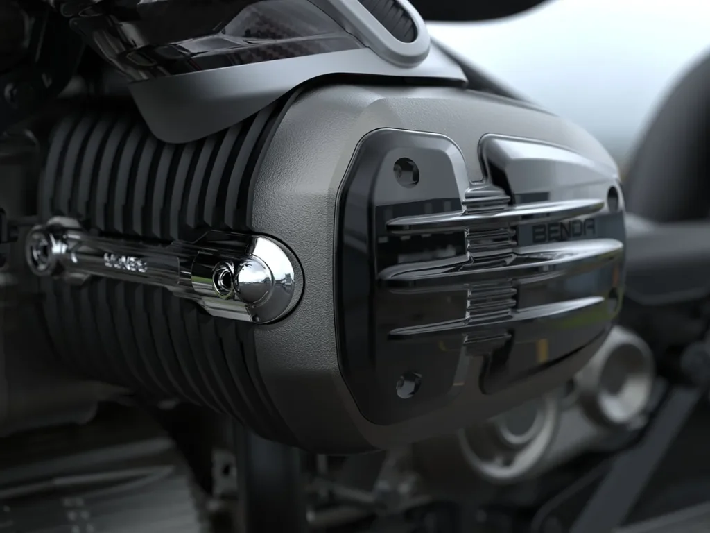 該動力單元將一台 250cc 水平對臥發動機與一台電機相結合，可產生 62 馬力的最大輸出功率，相當於 750cc 級摩托車，以及 100 牛·米的最大扭矩，相當於 1000cc 摩托車