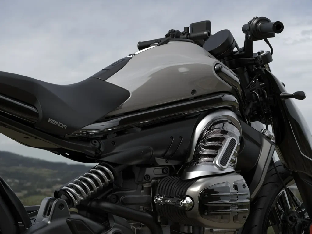 引擎從上方吸入空氣，從下方排出廢氣，進氣管非常粗，這是其顯著特徵。後懸吊為單筒減震器式