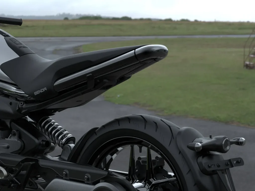 設計非常出色，車架的主鋼管同時也是座椅導軌。座椅造型也獨具特色