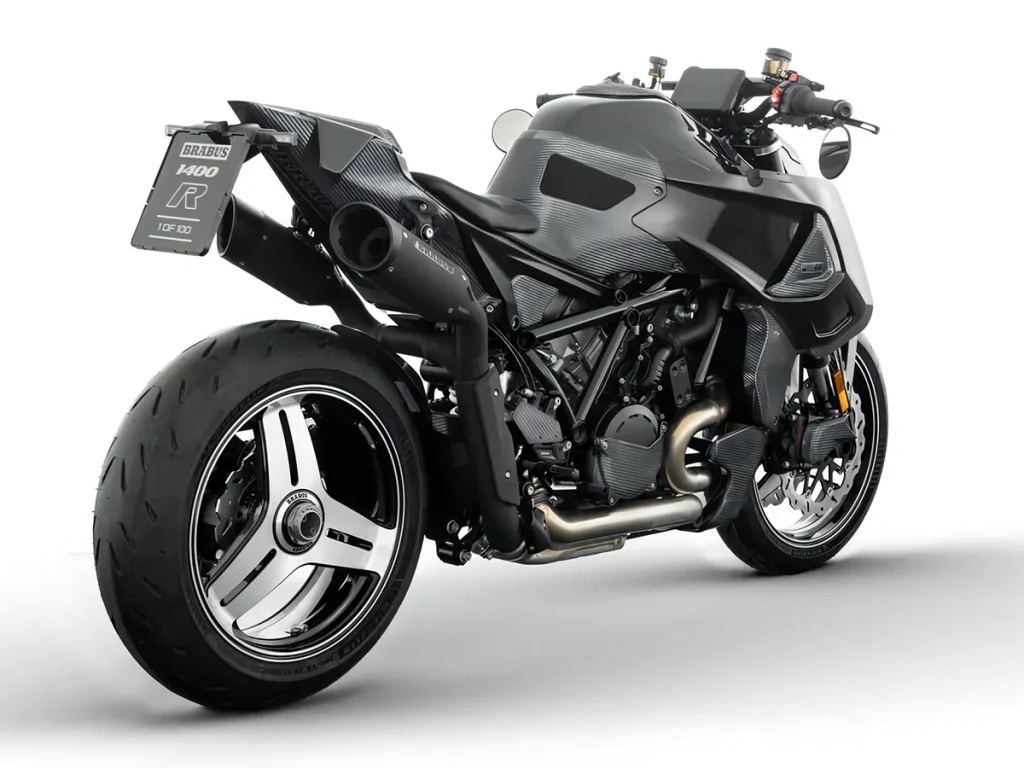 由於採用單搖臂設計,專屬設計的三輻輪框展在後視角度特別搶眼。