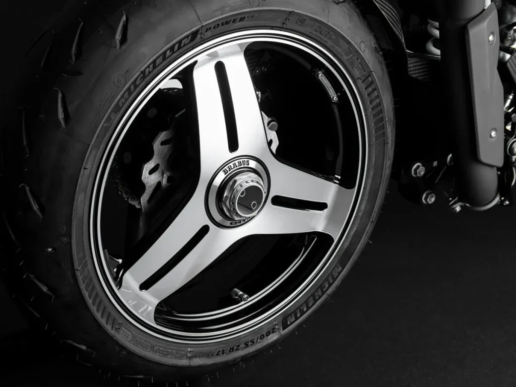 外型精美的 17 吋 BRABUS 製「Monoblock II EVO “PLATINUM EDITION”」三幅輪框。