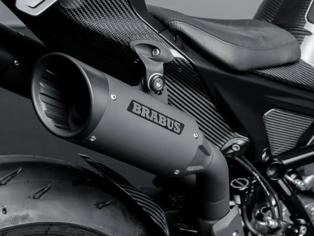 座椅下方專屬排氣系統刻有「BRABUS」標誌,聲浪震撼霸氣。