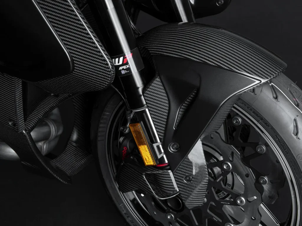 前輪同樣也使用「Monoblock II EVO “PLATINUM EDITION”」三幅輪框,並搭載專屬碳纖維前土除。