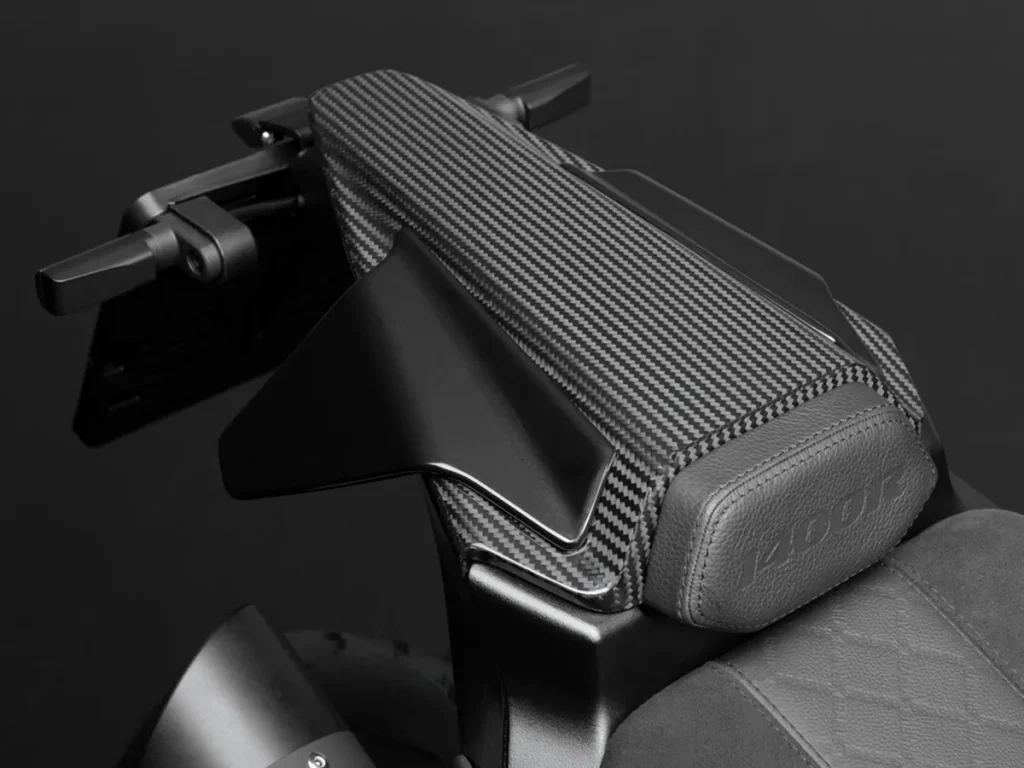 專屬單座墊結合了「BRABUS MASTERPIECE 皮革」+「Dinamica 超細纖維」,並有壓印標誌,更增添尊榮質感。