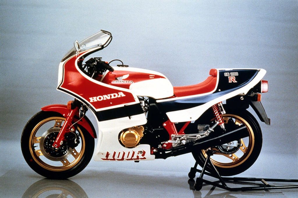 Honda CB1100R： 為了在統規賽中取勝，以 CB900F 為基礎，於 1981 年登場。擁有專屬車架和鋁合金油箱等高級配備，生產至 1983 年（圖中車款）。