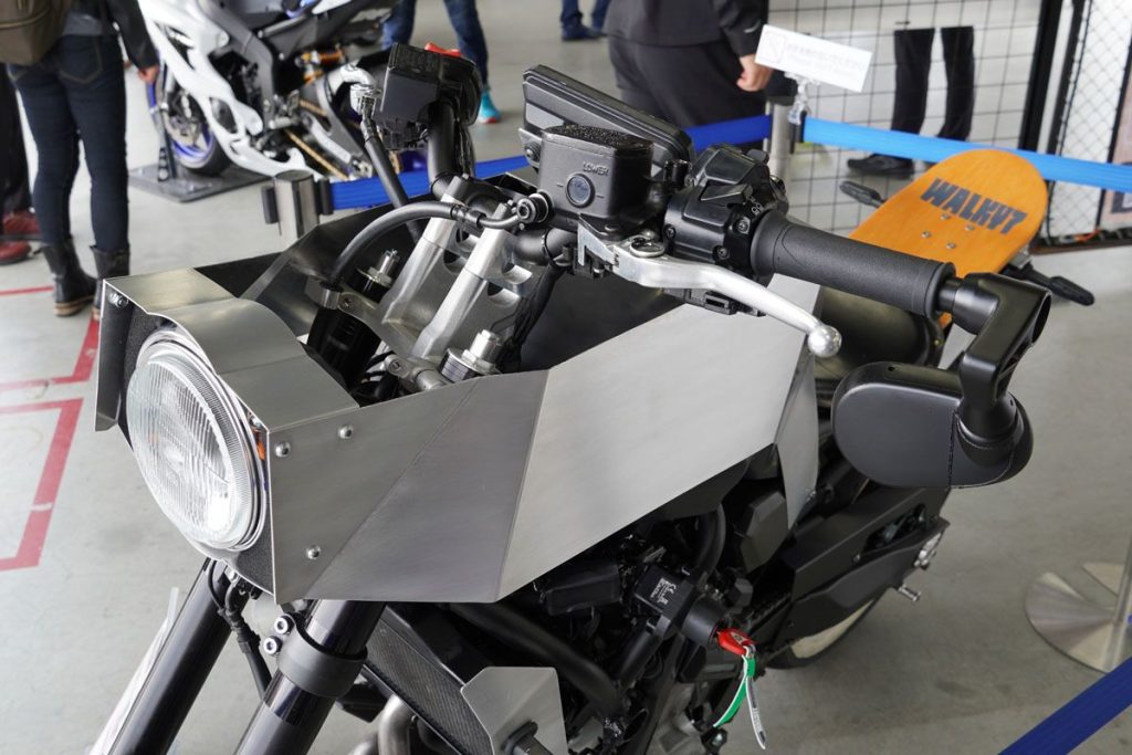 Walky7最引人注目的是由金屬板折彎成形的外殼。正如後文所述，它的後煞車被設計為左手操作。