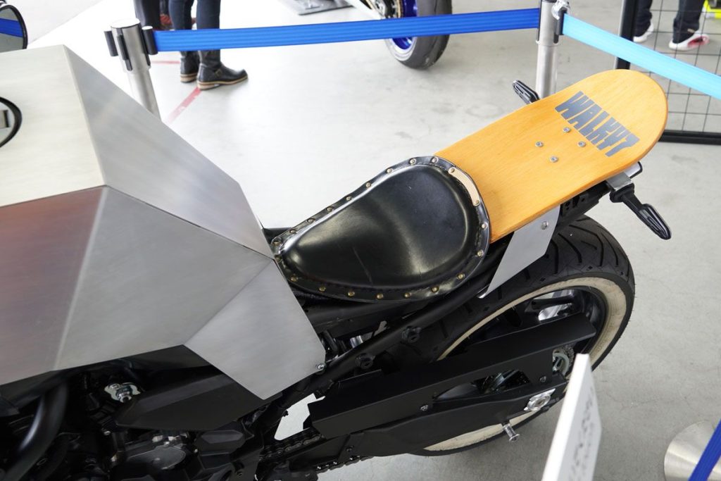 薄型的鞍座雖然是巡航風格改裝的常見配置，但將尾殼設計成「滑板」造型的摩托車，恐怕是全球首創？！