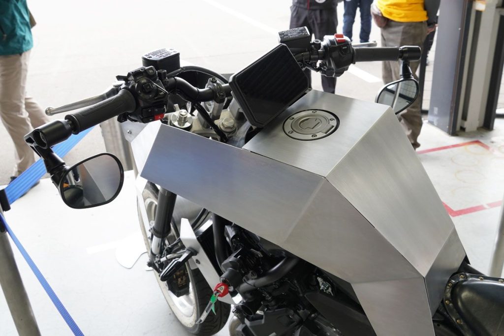 油箱沿用了 MT-07 原廠的內藏式設計，儀表同樣採用 MT-07 的 TFT 液晶螢幕。