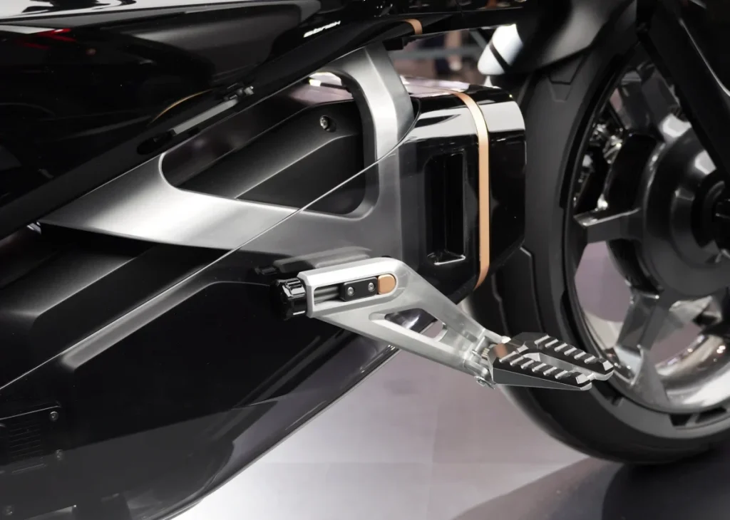 採用前置腳踏，但官方強調並非既有的「巡航車」車型。腳踏位置可調。