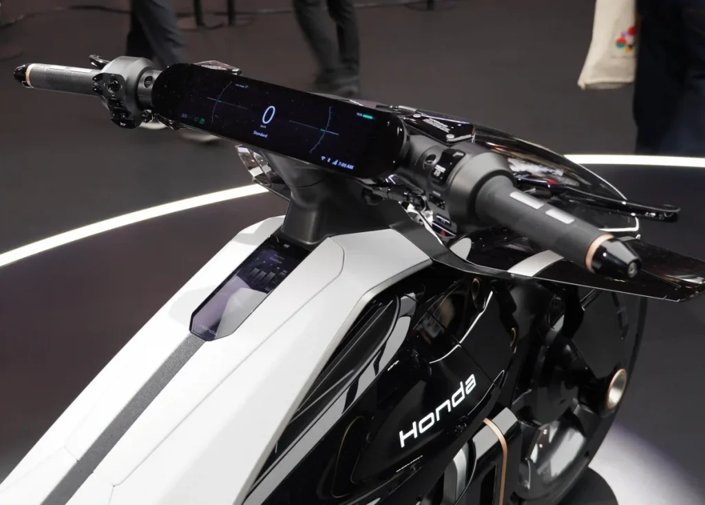 搭配平坦型車把與超寬橫向儀表，顯示內容包括電池容量、傾角等資訊。