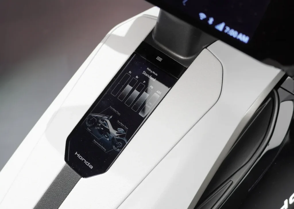 原本油箱區域設有液晶螢幕，用於顯示前後馬達扭力、ABS 等騎乘模式資訊。