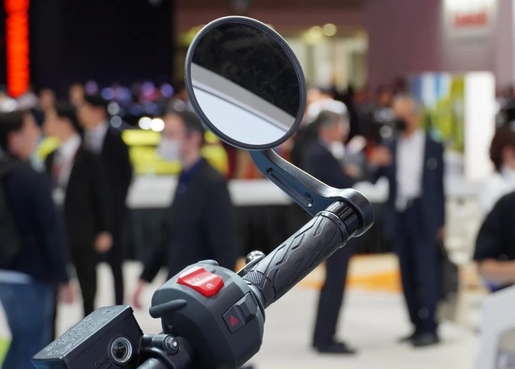 這是鈴木面向日本市場推出的首款車把端後視鏡。它擁有極佳的視野和時尚的設計