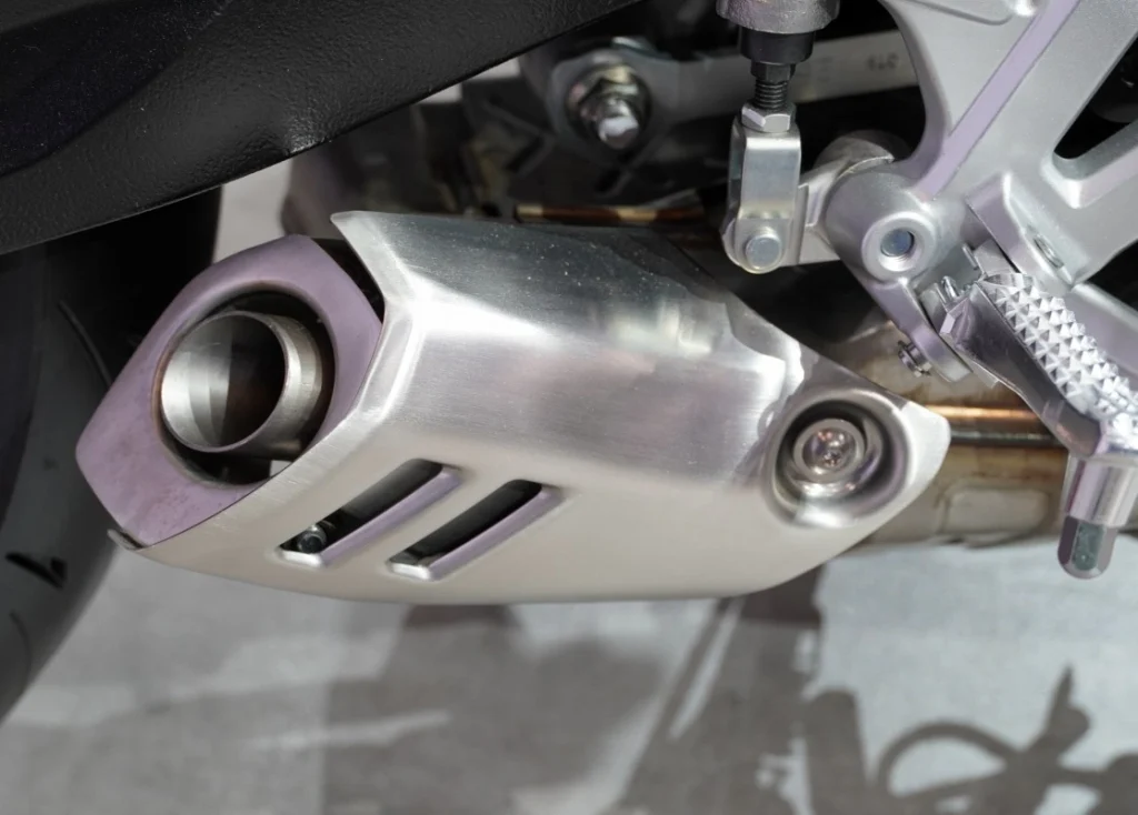 消音器外殼由塑膠材質改為不銹鋼材質,增強了質感和復古感