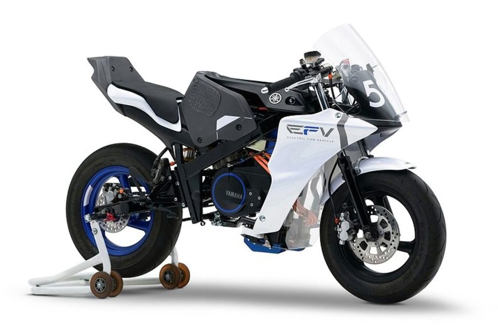 這是 YAMAHA在 2023 年 Japan Mobility Show展出的 E-FV。它採用了電動 Trial 車型 TY-E 的動力單元，且搭載了內建聲音裝置，可以享受模擬引擎聲浪。