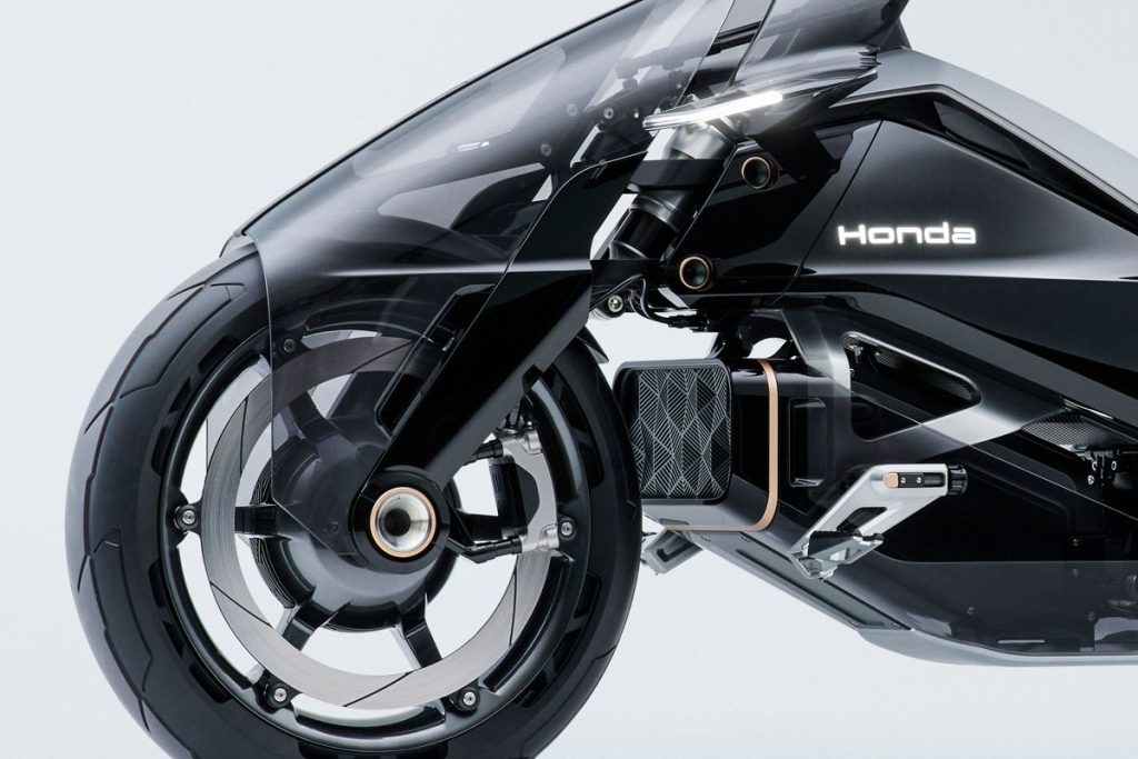 前叉被透明罩覆蓋,看起來像是雙叉臂式結構。前煞車系統也頗具創新性,採用輪圈式碟煞和徑向安裝式卡鉗。車身下方的物體似乎是電池,其散熱孔位於輪胎後方