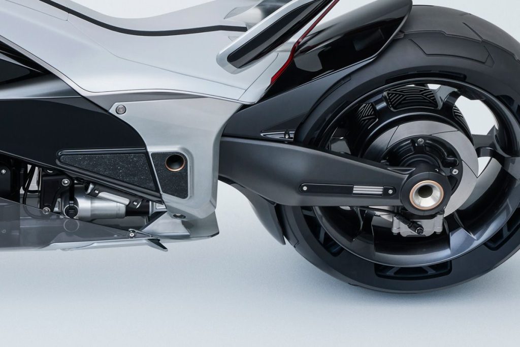 水平放置的後減震器似乎帶有電線,容納馬達的車輪和輪胎的設計也很獨特