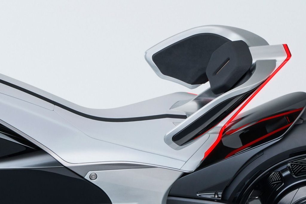 這個座椅(我們可以這麼稱呼它嗎?)有一個類似桶形座椅的靠背,很容易讓人想像出上半身向後傾斜的放鬆騎行姿勢