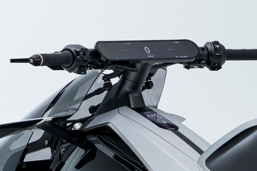 該儀表為超水平式,並且似乎在通常的油箱位置配備了液晶顯示器