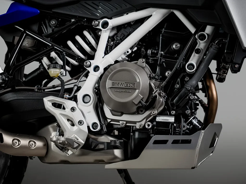 該引擎為全新開發的420cc並列雙缸引擎。它還配備了簡易騎乘離合器(ERC),與換檔輔助系統Pro配合使用時,完全無需操作離合器桿