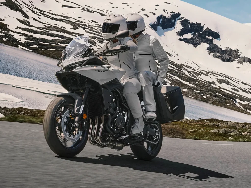 車體配置充分回應了歐洲用戶的需求:雙人乘坐、滿載行李、長途騎行。