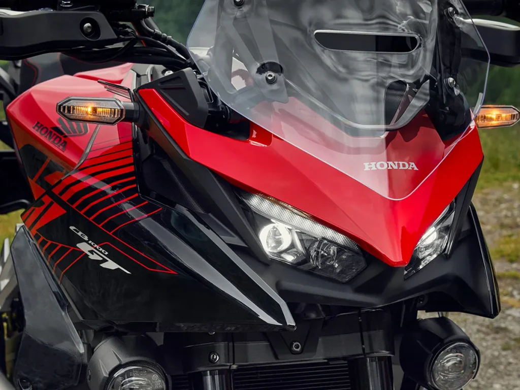 極具稜角的前整流罩內建具日行燈(DRL)的LED頭燈。