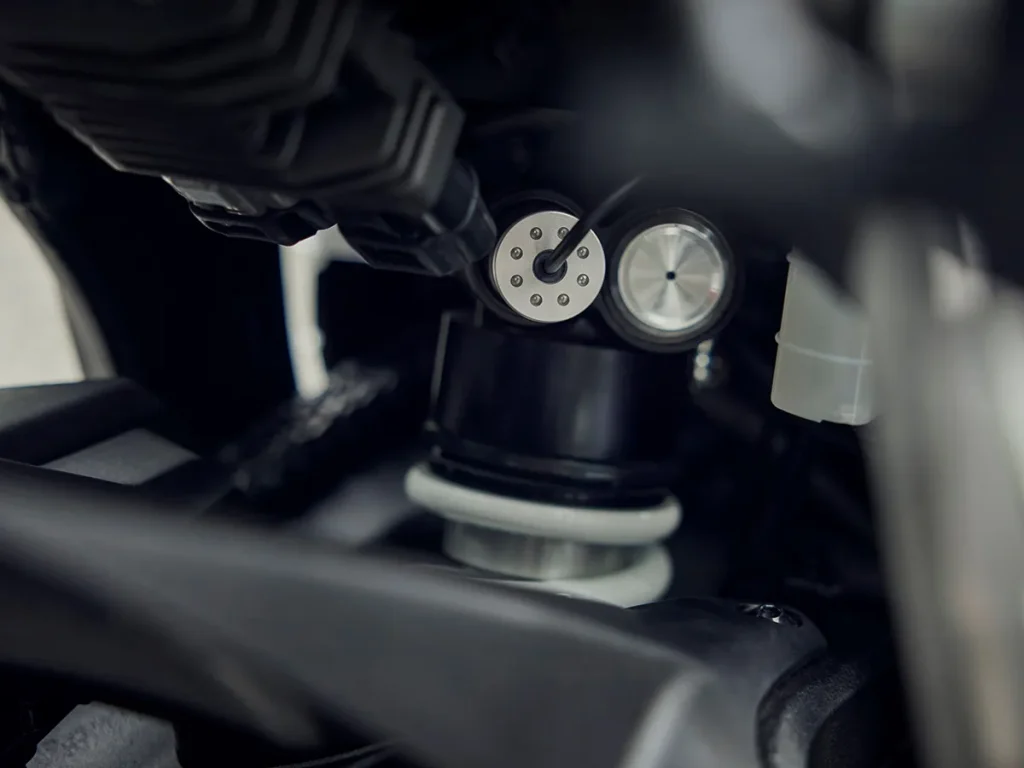 搭載SHOWA電子控制懸吊「Showa-EERA」,可感測車速、車體姿態及前叉作動資訊,並自動調整阻尼力。