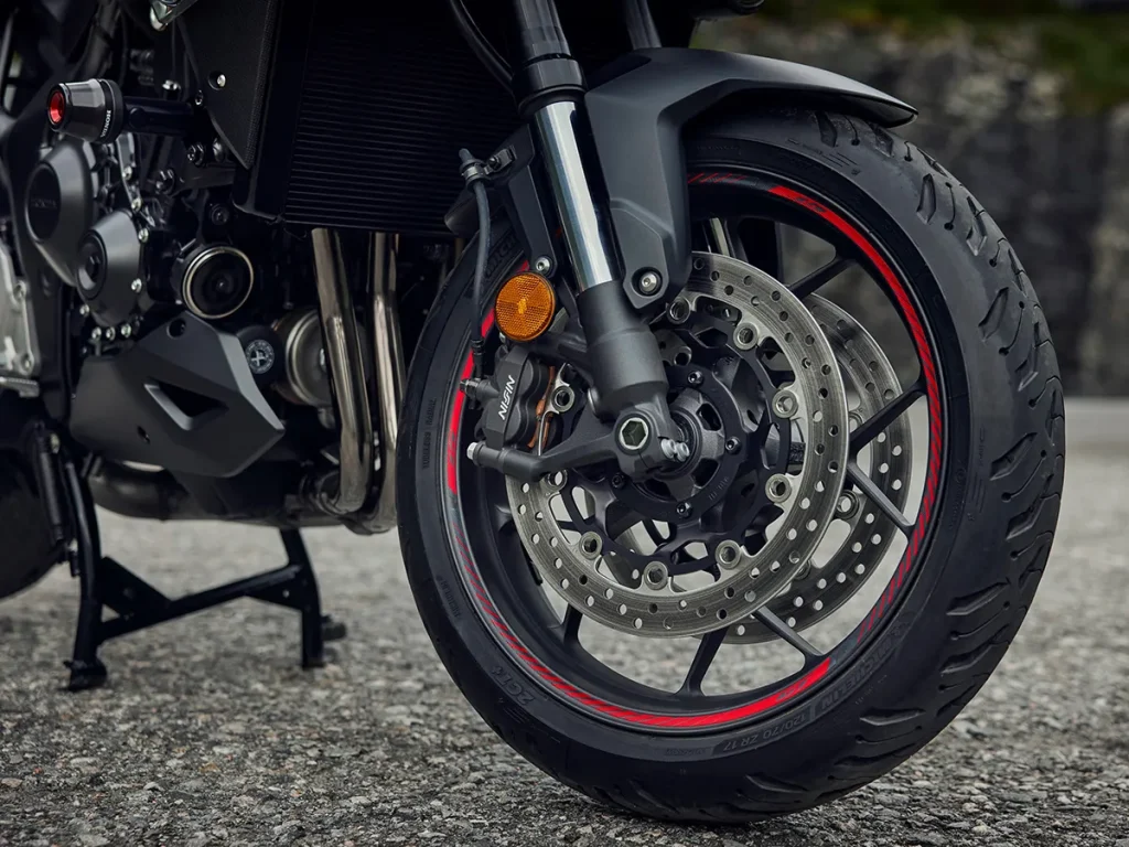 採用41mm倒立式前叉,煞車採用Nissin 輻射對四卡鉗搭配310mm浮動雙碟盤。