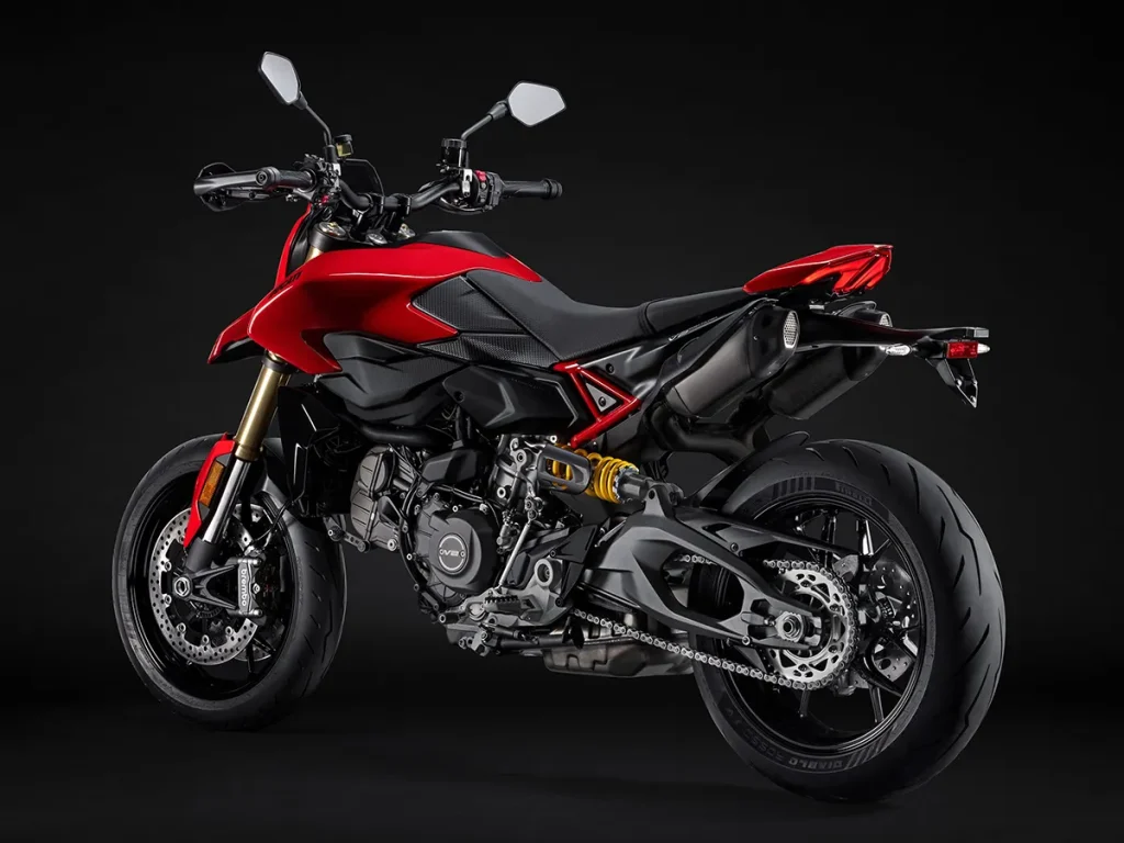 硕大、突出的油箱周围的设计与短小、截断的尾部形成对比,突显了这辆摩托车类似越野摩托车的特性