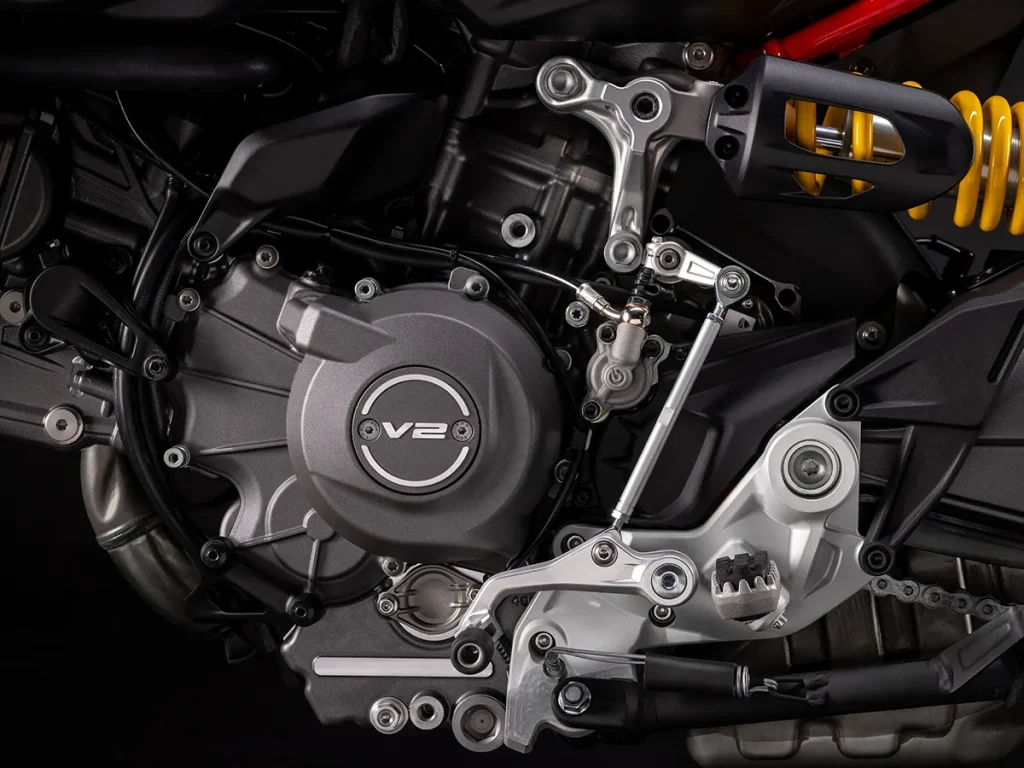 V2 引擎在 10,750rpm 时产生最大输出功率 88.5kW (120.4PS),在 8,250rpm 时产生最大扭力 94N・m (9.6kgm)