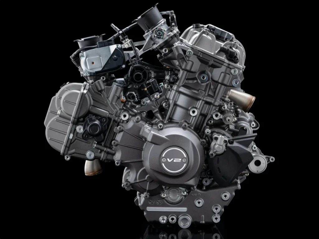 V2 引擎标志着杜卡迪进入了一个新时代,它采用了弹簧式气门驱动系统、IVT(进气可变气门正时系统)、铝制汽缸套等