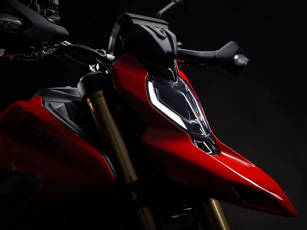 头灯带有独特的日间行车灯,安装在与前挡泥板一体化的灯罩内