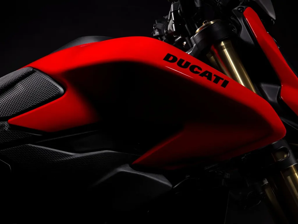 油箱采用“双翼形”设计,顾名思义,其顶部表面明显突出,容量为 12.5 公升