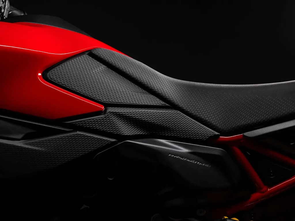 座椅和侧板采用源自 Panigale V4 的表面处理工艺,提高了抓地力