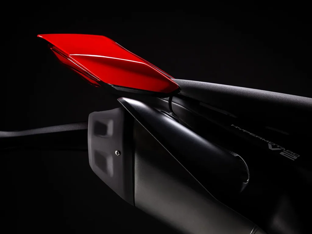 座椅后方安装了一个带有内置尾灯的紧凑型尾罩,双排气管位于其下方