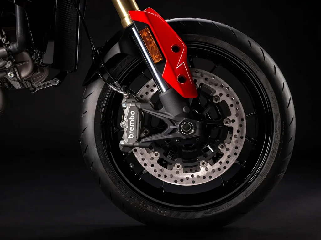 Hypermotard V2 配备了 KYB 倒置式前叉和 Brembo 径向安装式卡钳煞车