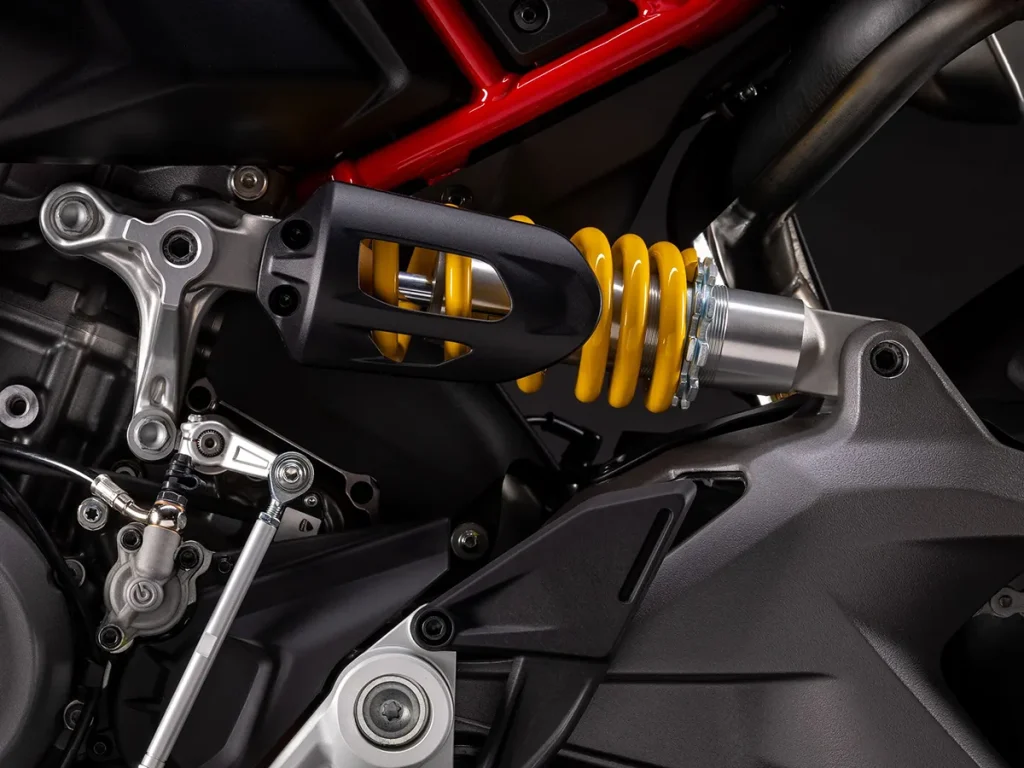 Hypermotard V2 的后悬吊是 KYB 制造的可调式悬吊,偏压安装在车辆的左侧