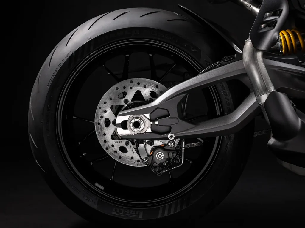 摇臂的设计灵感源自 Panigale V4,采用双支撑设计,其特点是具有大型镂空设计